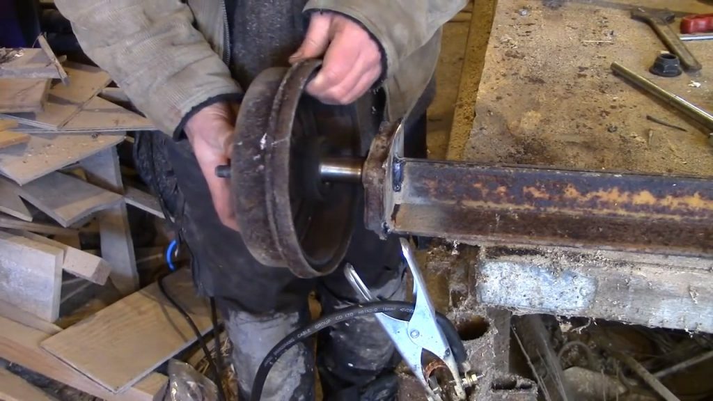 How to build a Simple Homemade Bandsaw Mill from Old Car Wheels